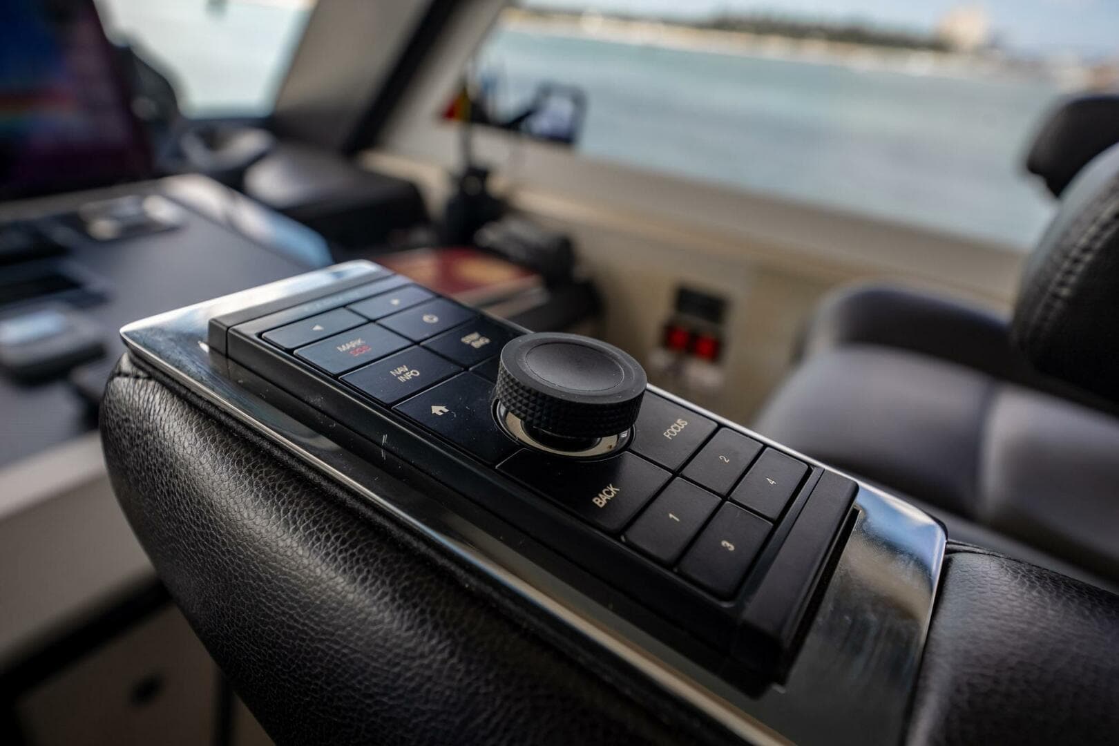 2021 Ocean Alexander 27 Explorer — photo 19