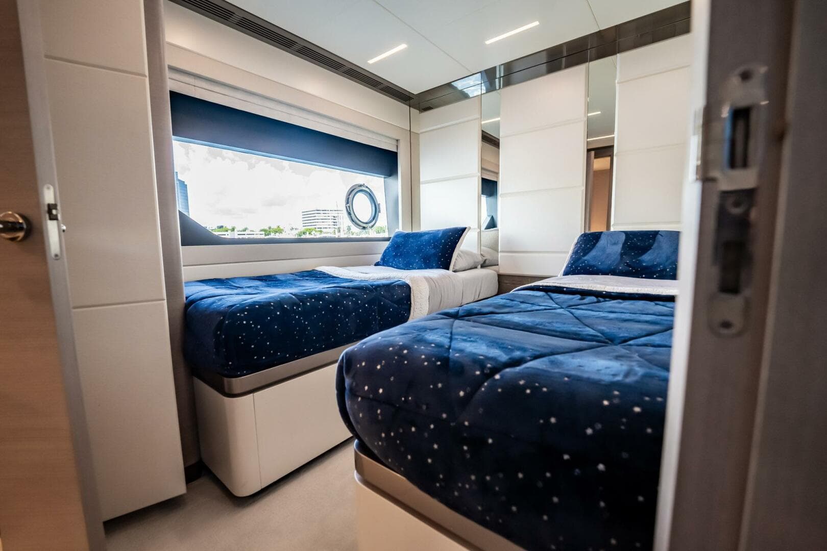 2021 Ocean Alexander 27 Explorer — photo 47