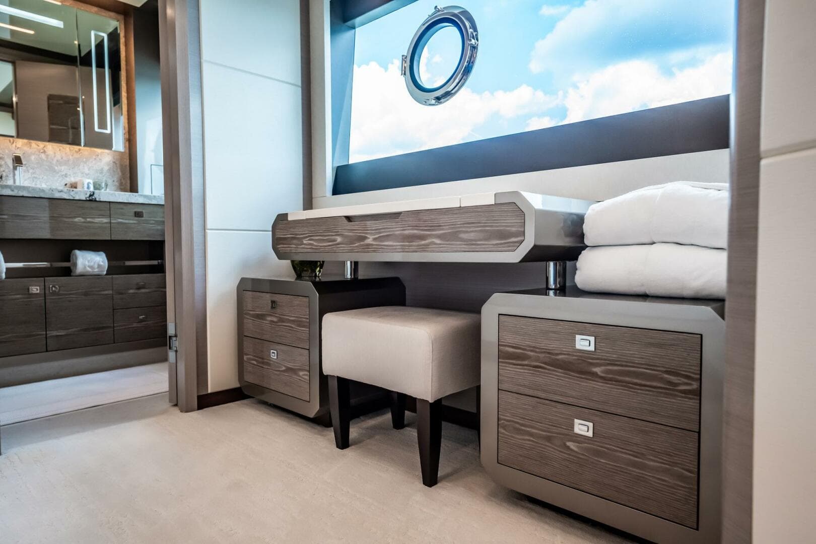 2021 Ocean Alexander 27 Explorer — photo 33