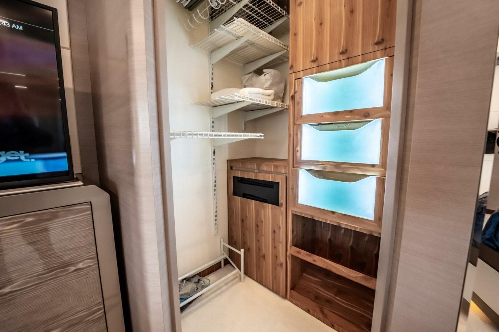 2021 Ocean Alexander 27 Explorer — photo 39