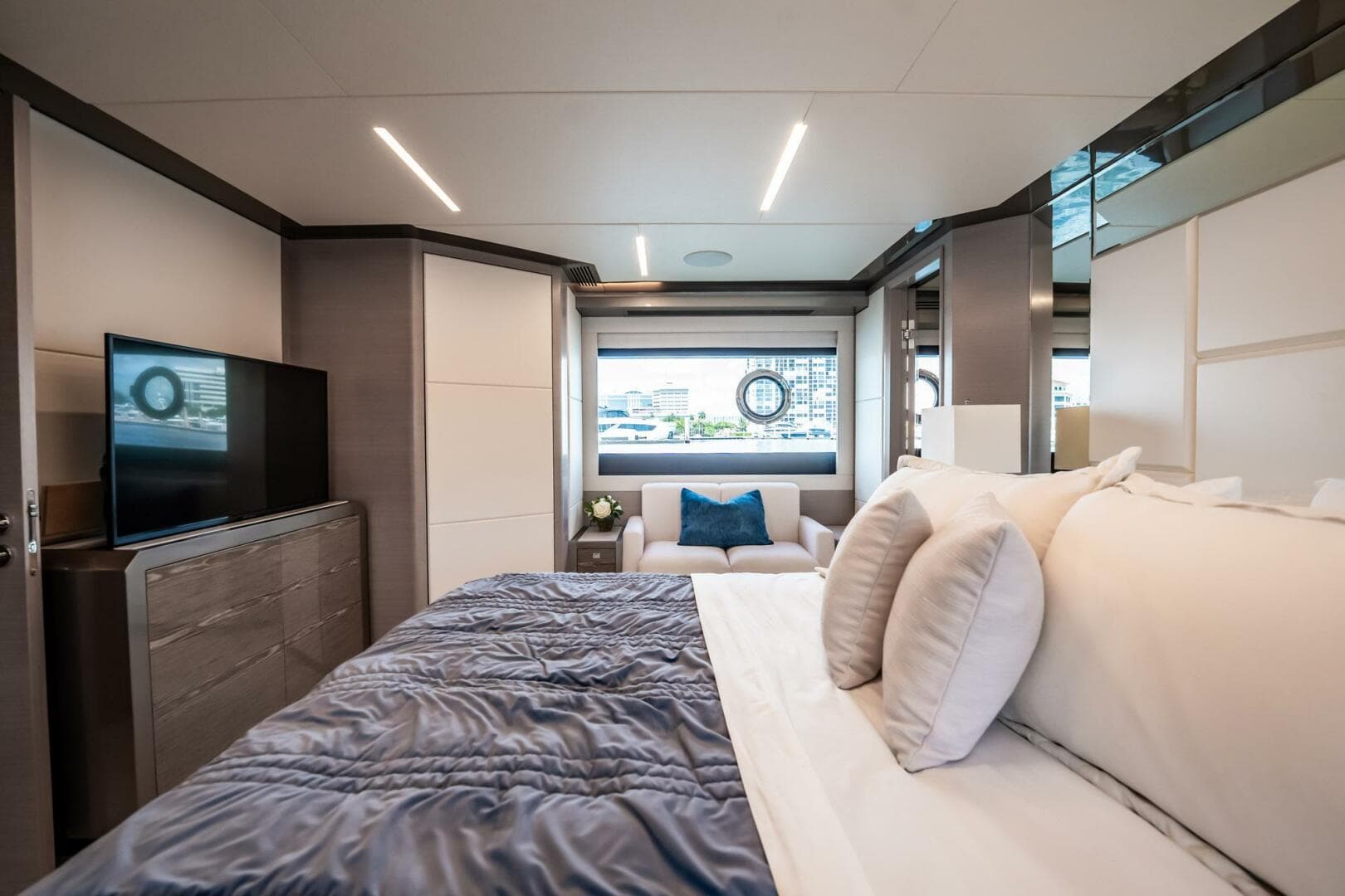 2021 Ocean Alexander 27 Explorer — photo 31