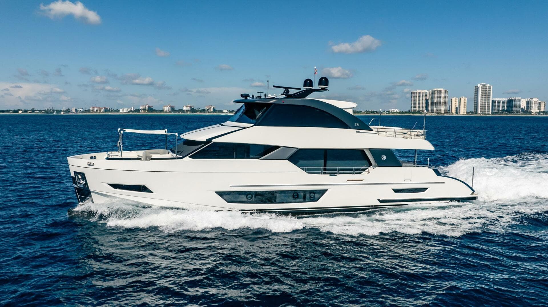 2021 Ocean Alexander 27 Explorer — photo 5