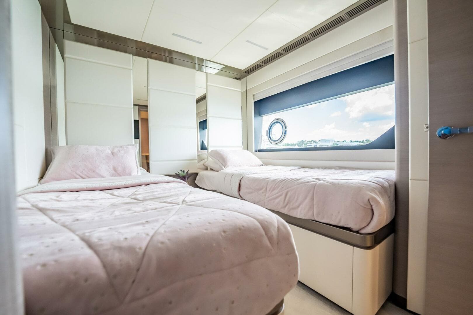 2021 Ocean Alexander 27 Explorer — photo 48