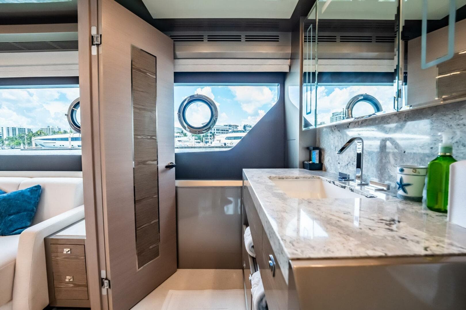 2021 Ocean Alexander 27 Explorer — photo 40