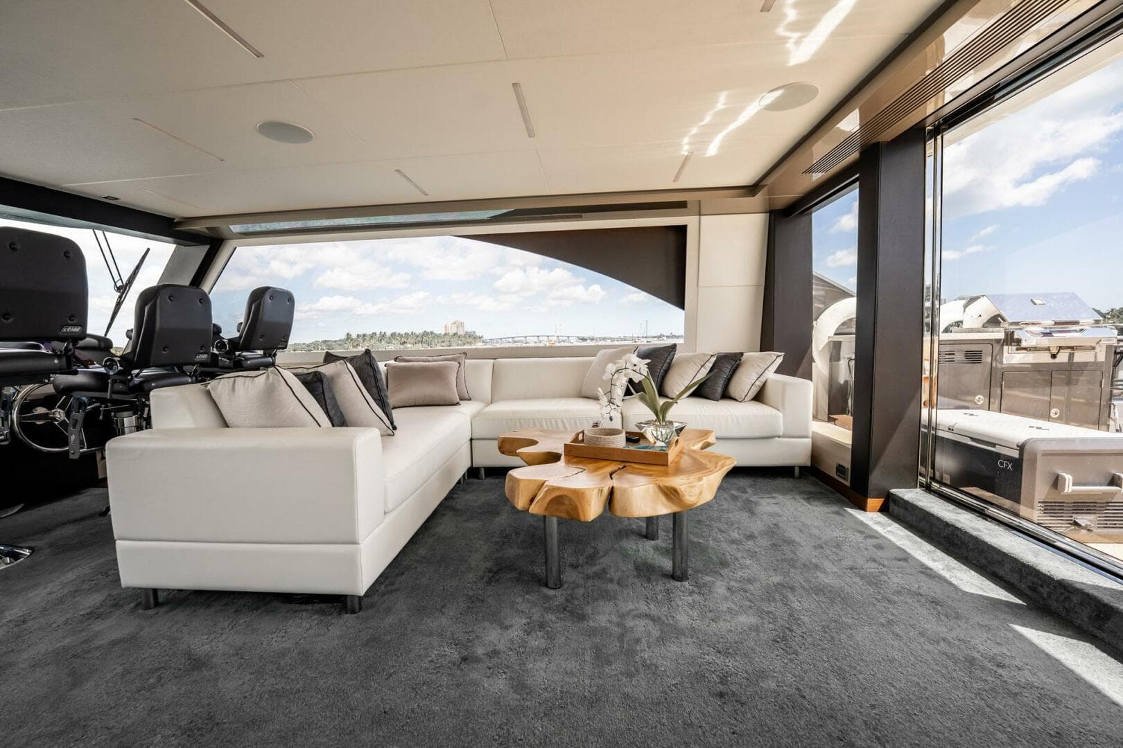 2021 Ocean Alexander 27 Explorer — photo 15