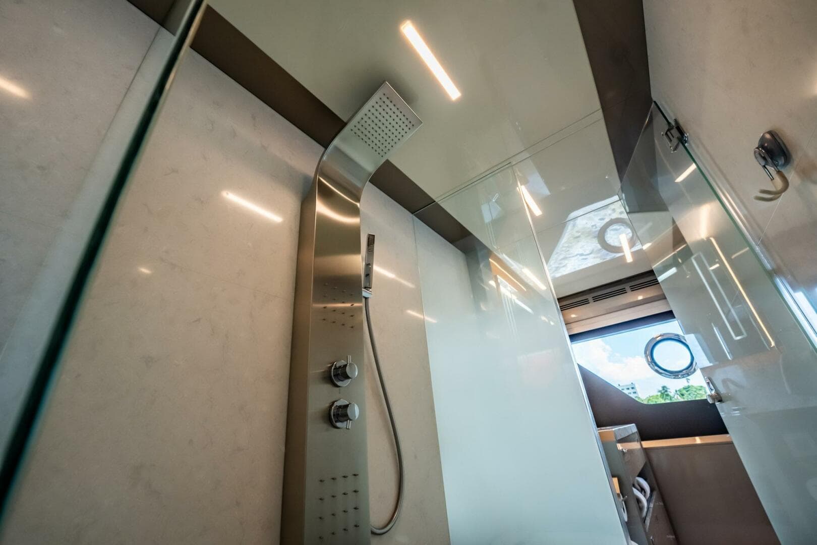 2021 Ocean Alexander 27 Explorer — photo 41