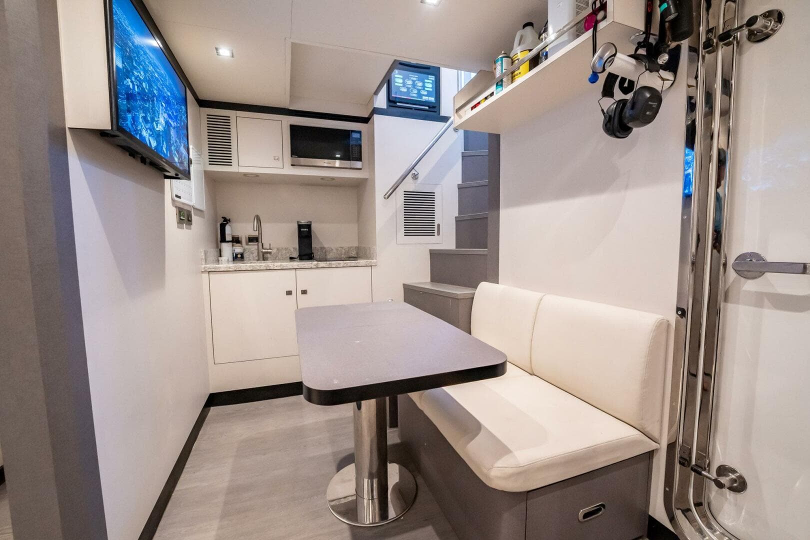 2021 Ocean Alexander 27 Explorer — photo 49