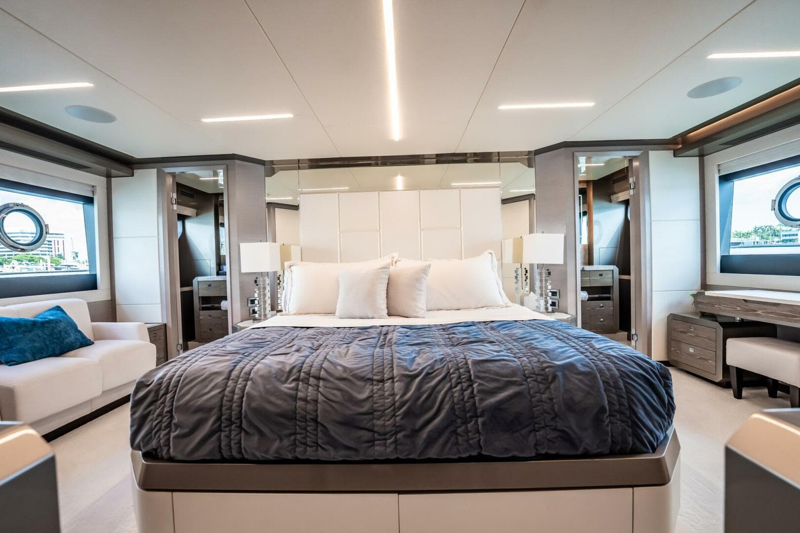 2021 Ocean Alexander 27 Explorer — photo 32