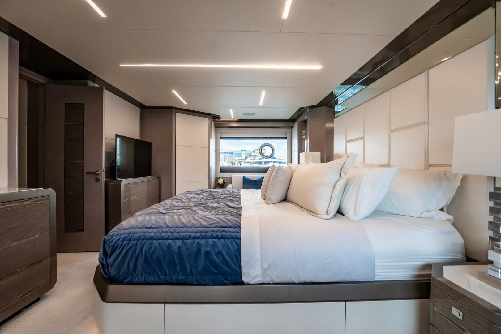 2021 Ocean Alexander 27 Explorer — photo 36