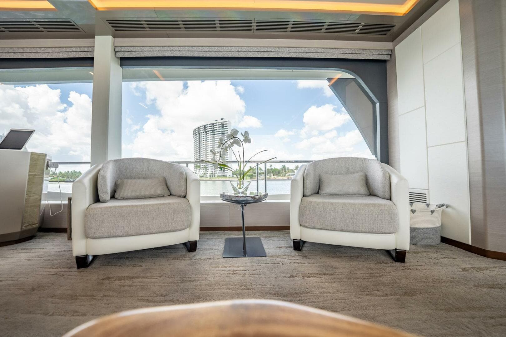 2021 Ocean Alexander 27 Explorer — photo 12