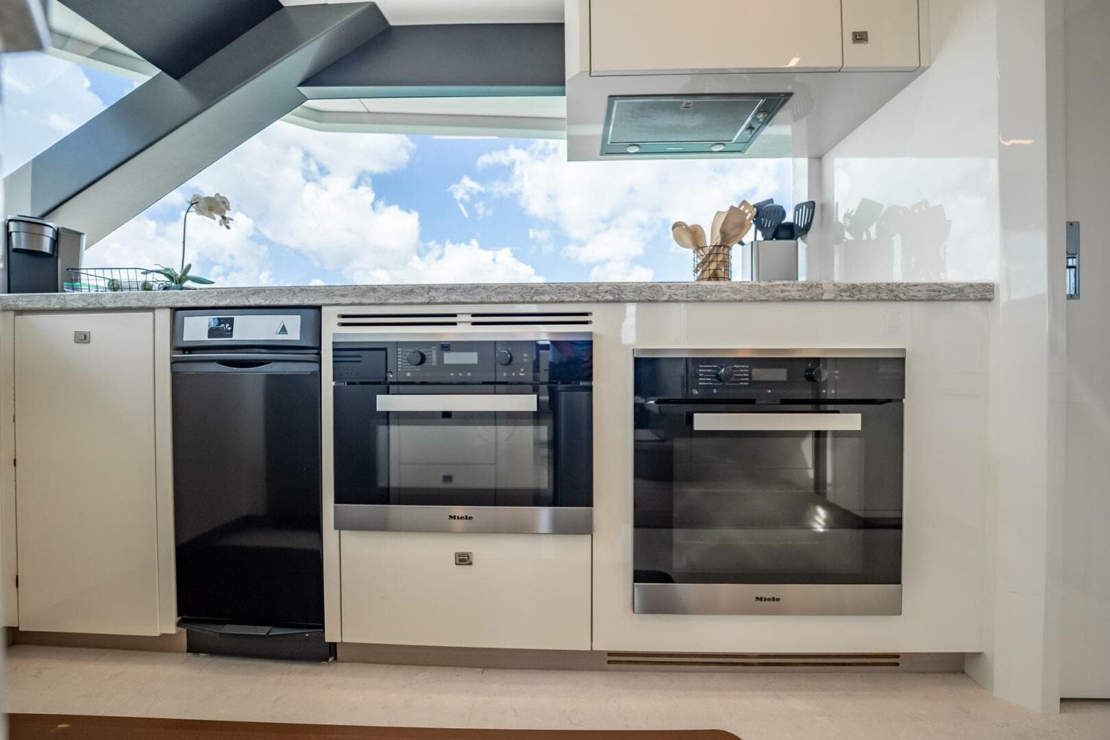 2021 Ocean Alexander 27 Explorer — photo 28