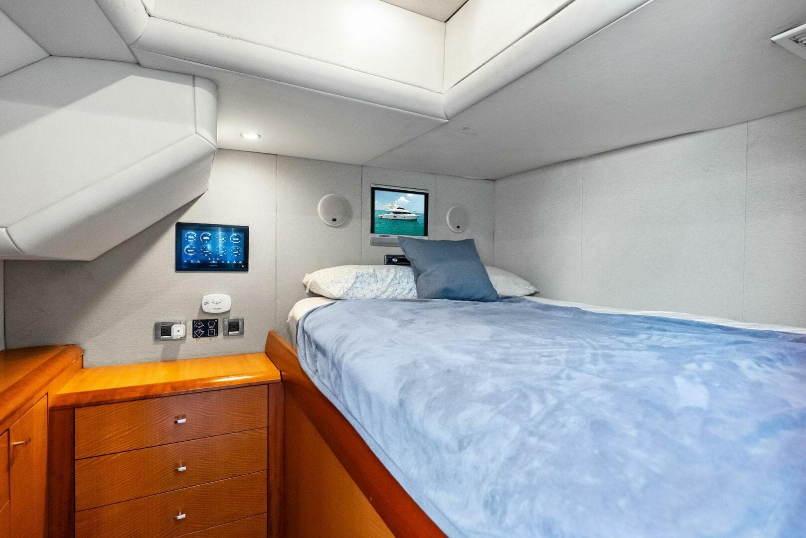 2006 Lazzara Yachts 84 Skylounge — photo 74