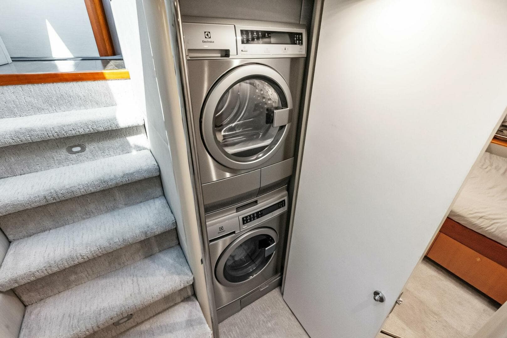 2006 Lazzara Yachts 84 Skylounge — photo 65