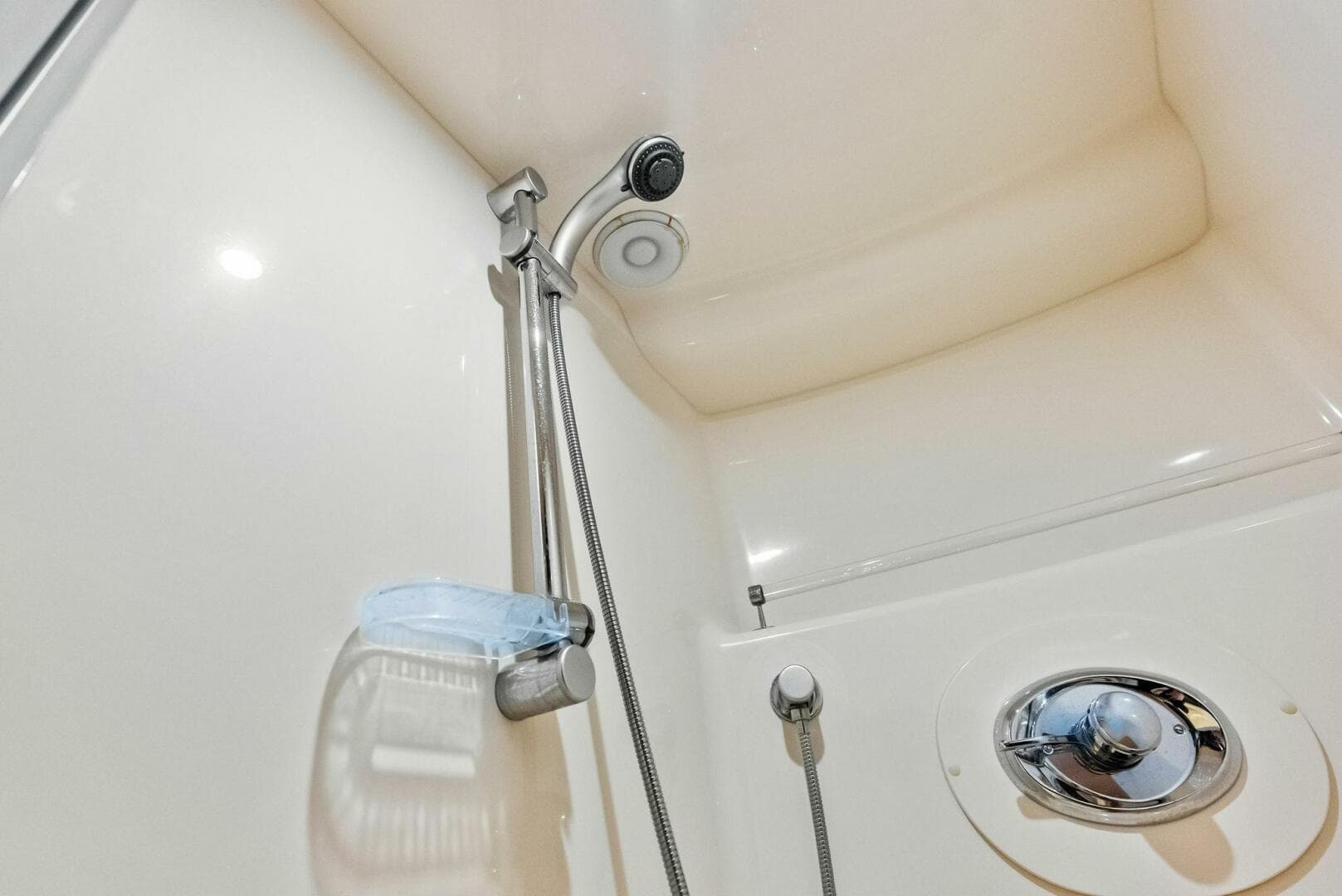 2006 Lazzara Yachts 84 Skylounge — photo 73