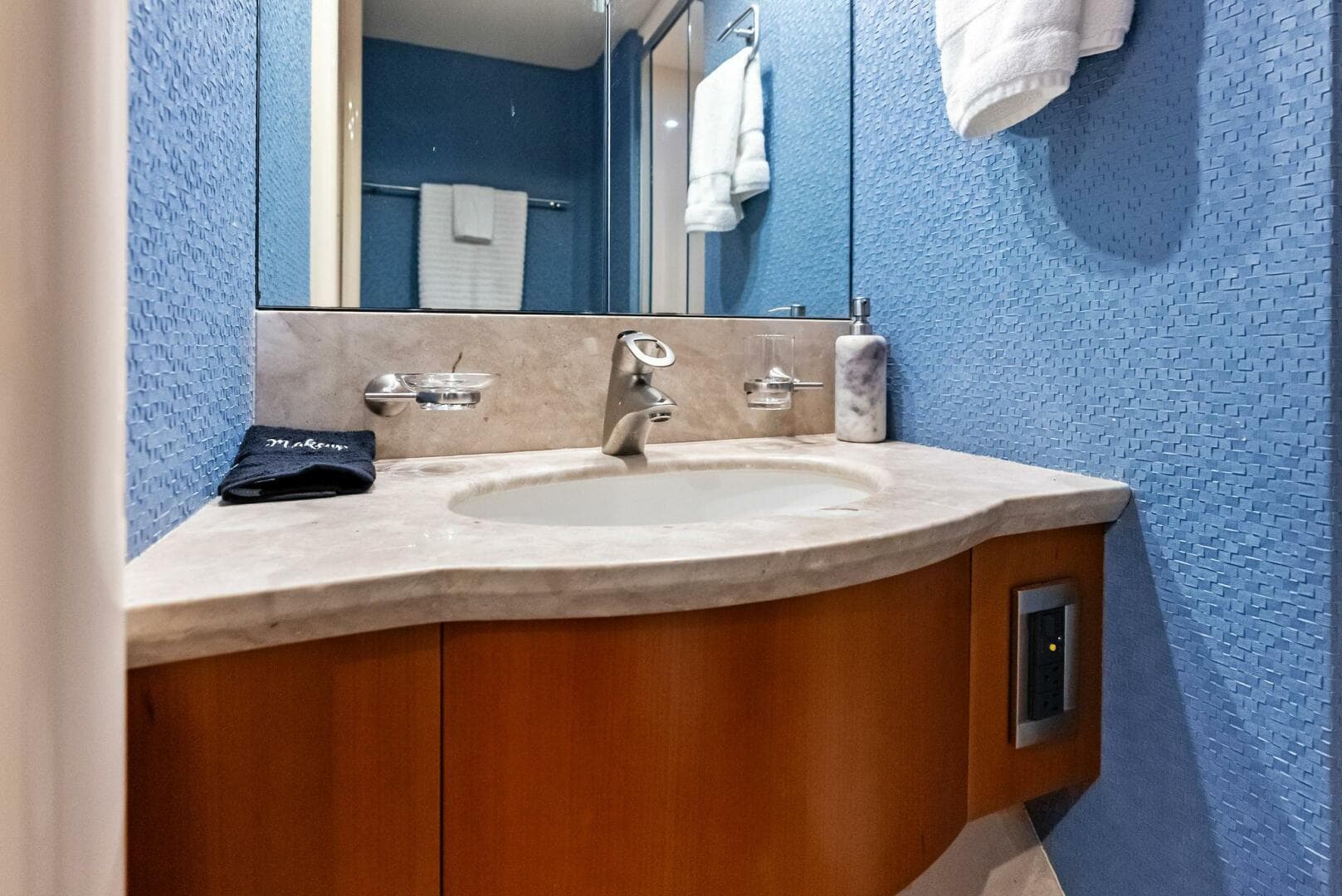 2006 Lazzara Yachts 84 Skylounge — photo 68