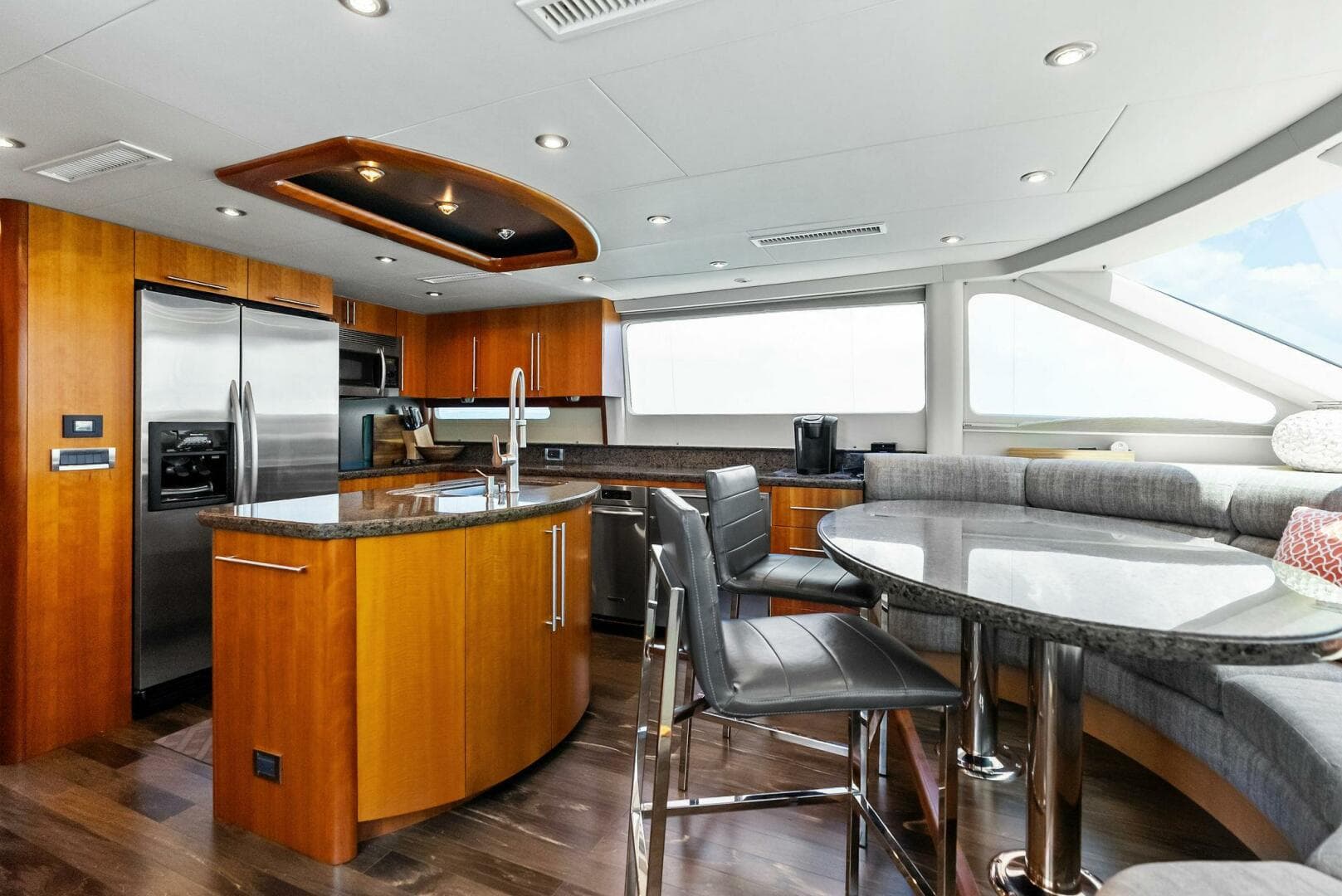 2006 Lazzara Yachts 84 Skylounge — photo 32