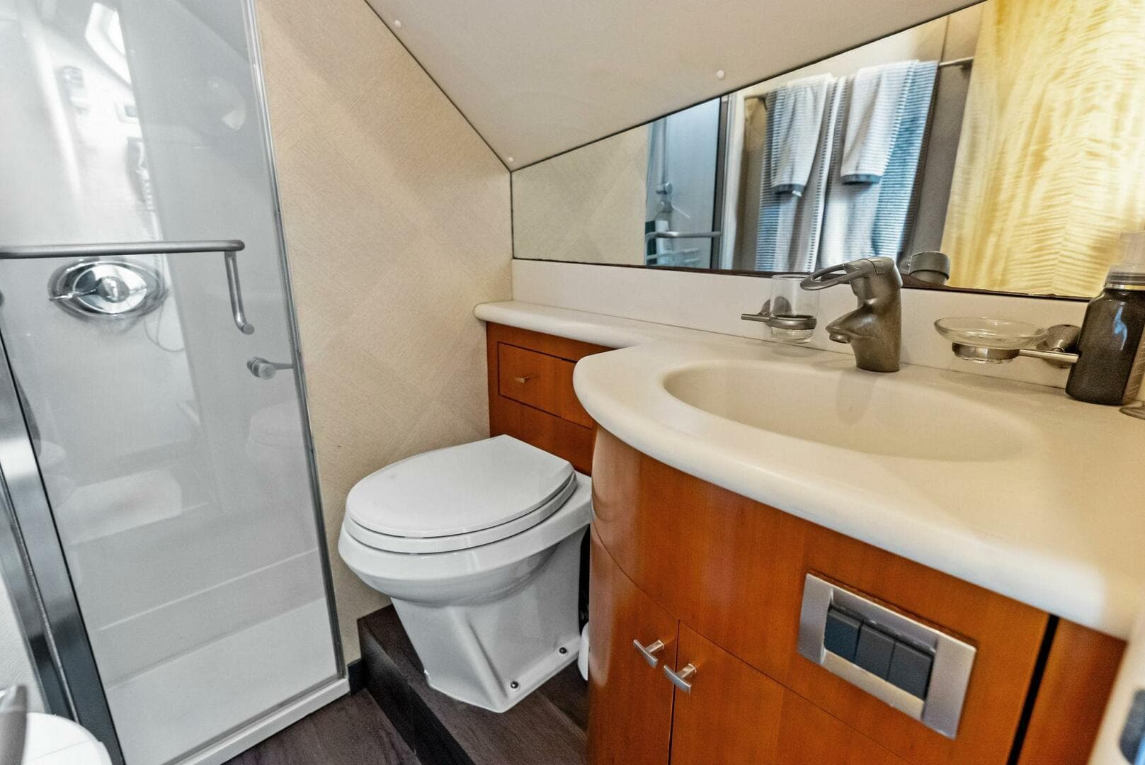 2006 Lazzara Yachts 84 Skylounge — photo 77