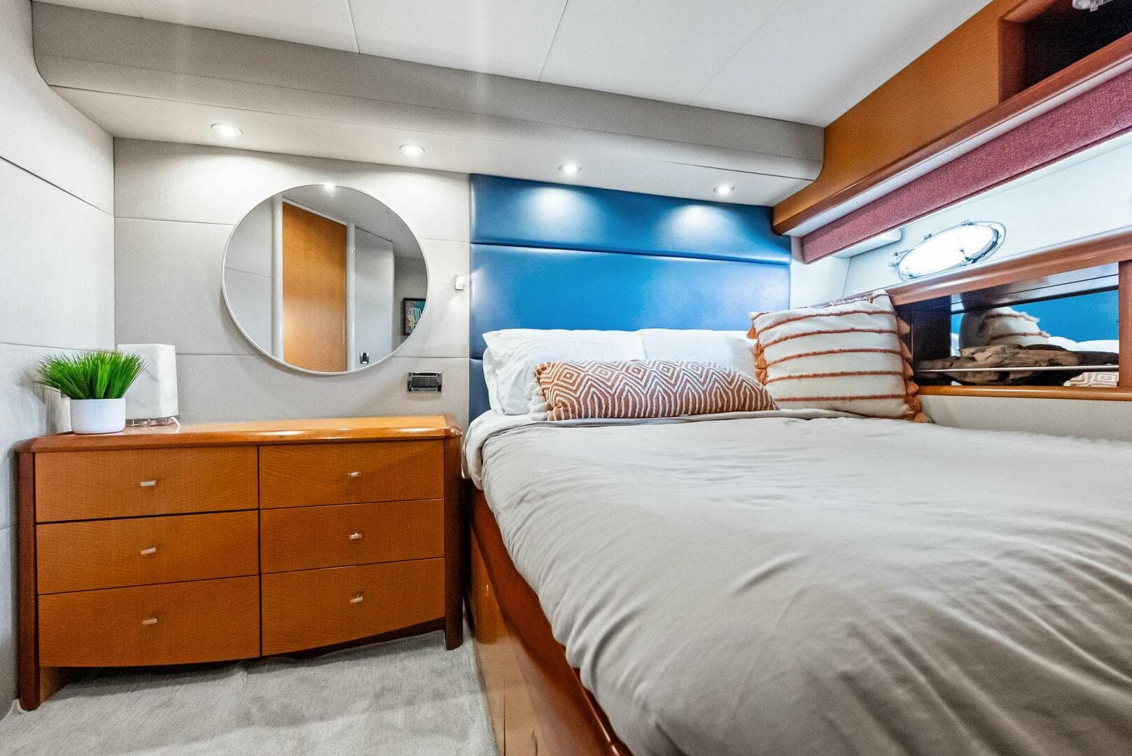 2006 Lazzara Yachts 84 Skylounge — photo 67