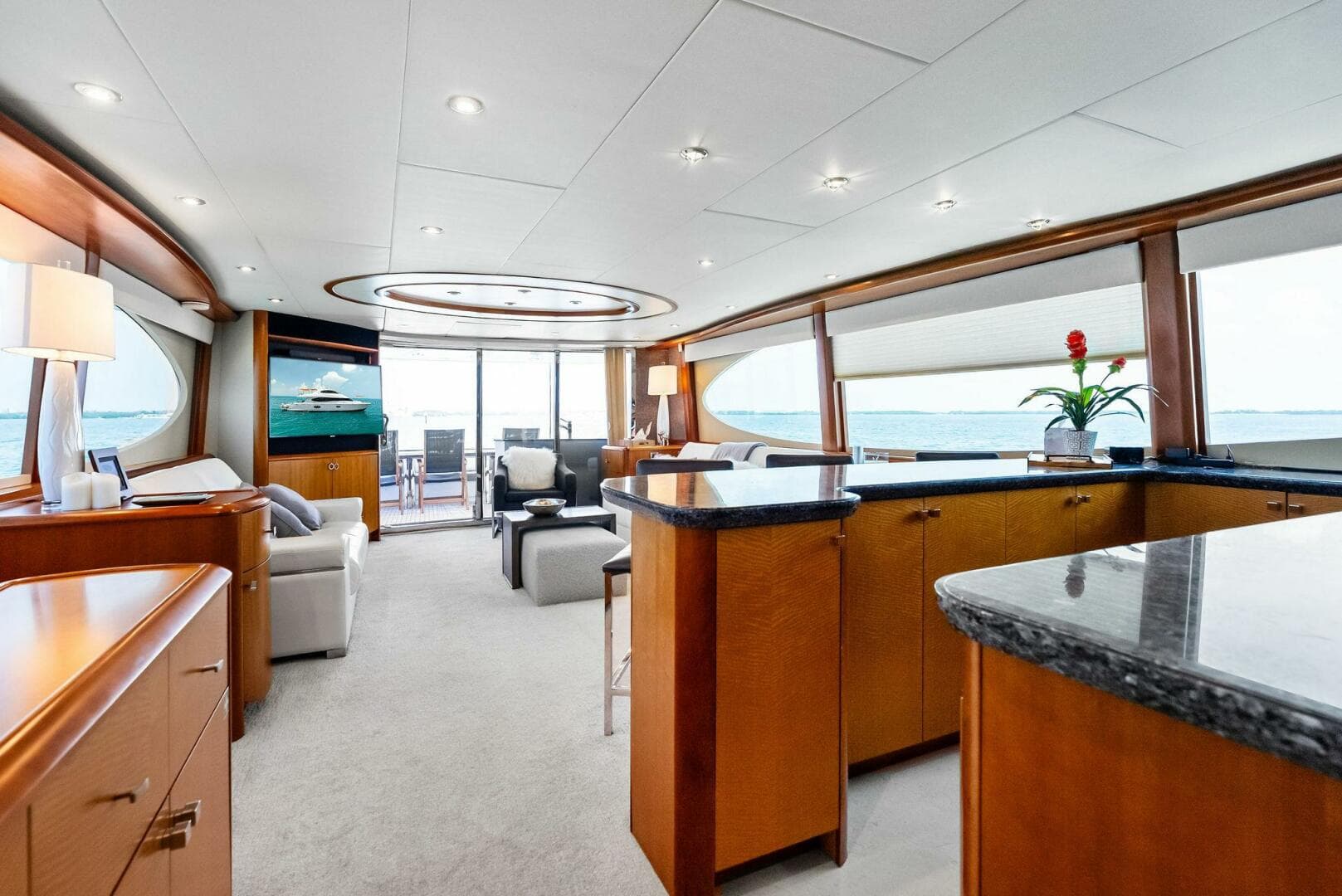 2006 Lazzara Yachts 84 Skylounge — photo 23
