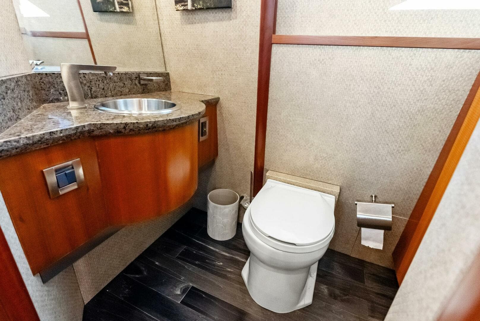 2006 Lazzara Yachts 84 Skylounge — photo 35