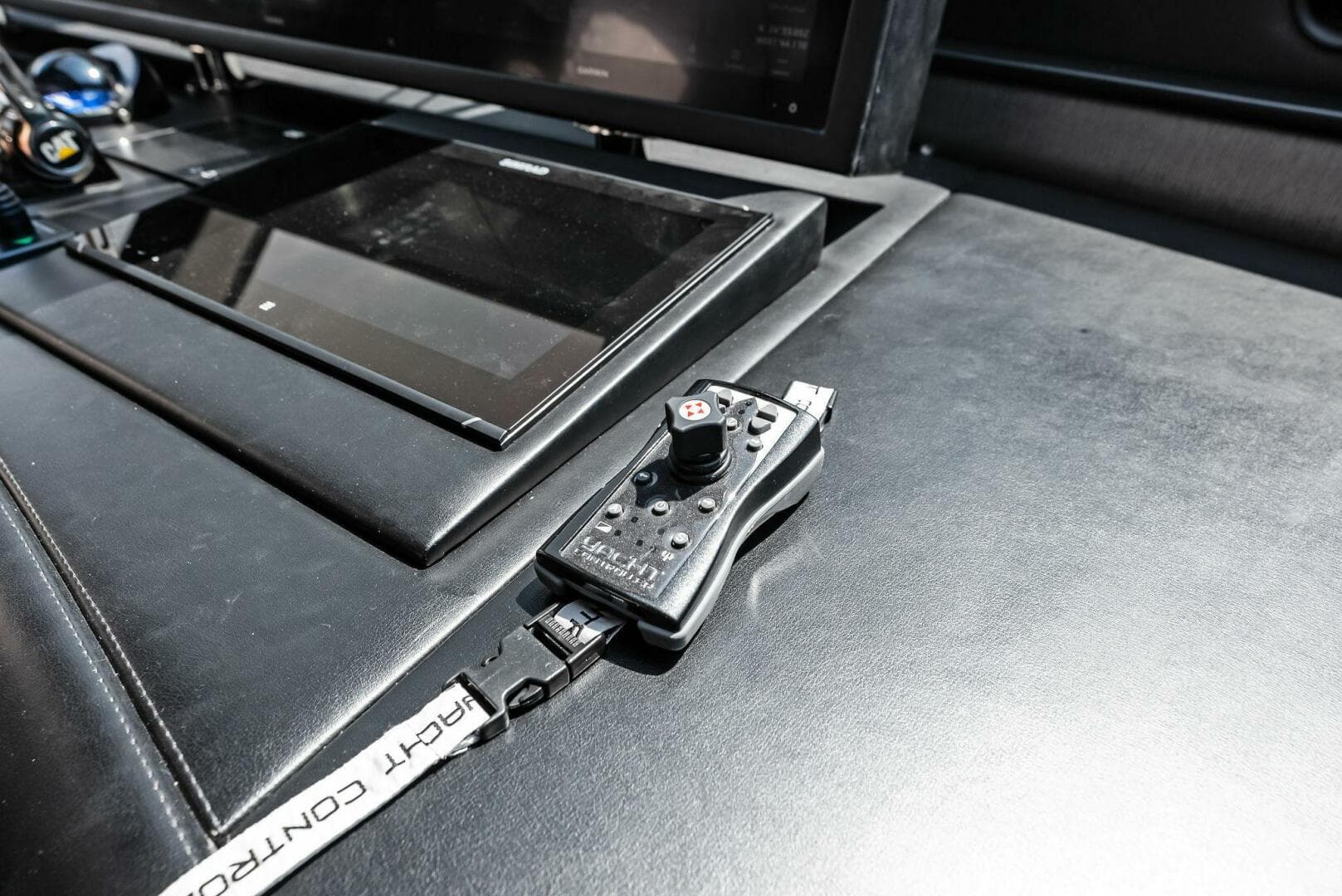 2006 Lazzara Yachts 84 Skylounge — photo 21