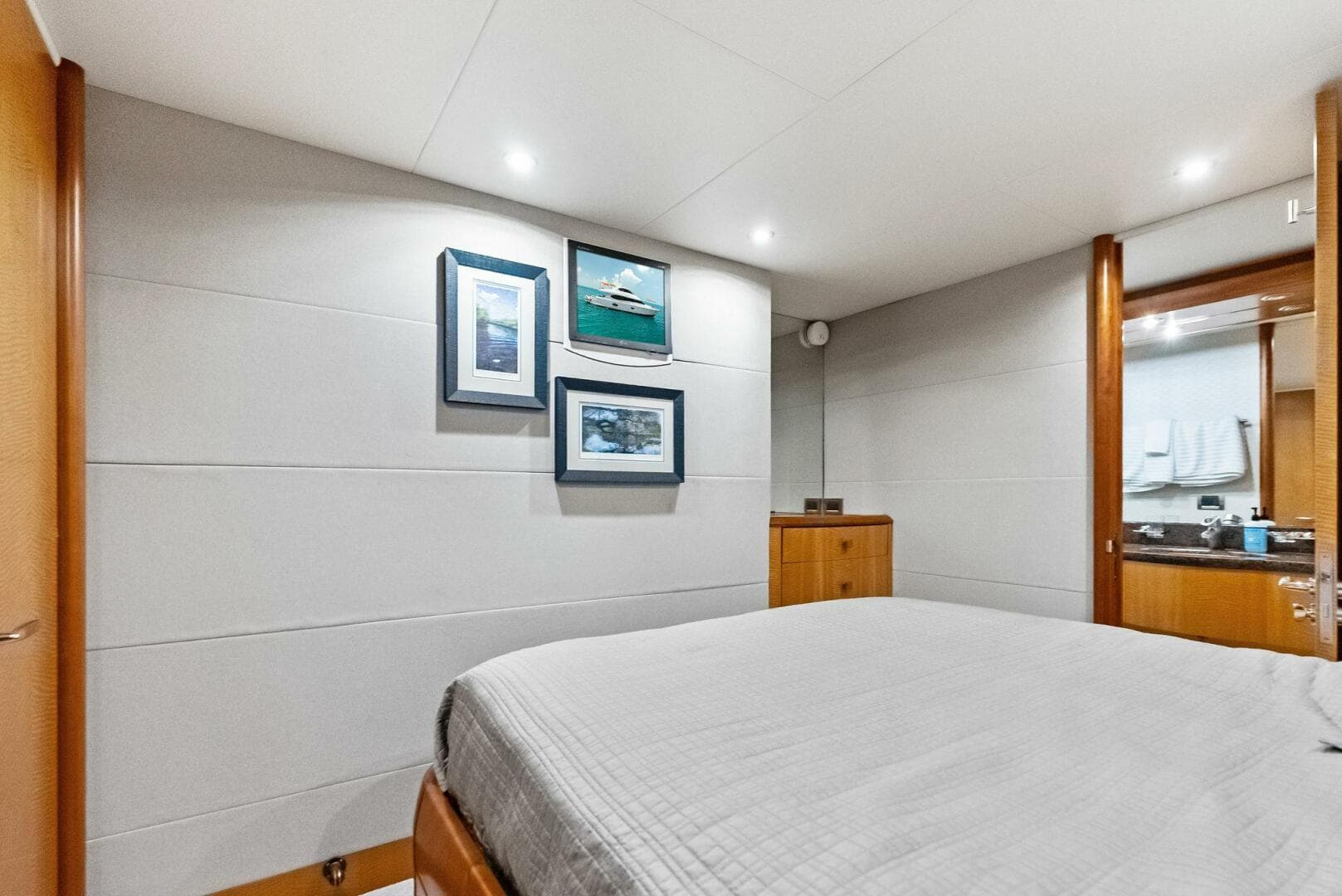 2006 Lazzara Yachts 84 Skylounge — photo 62