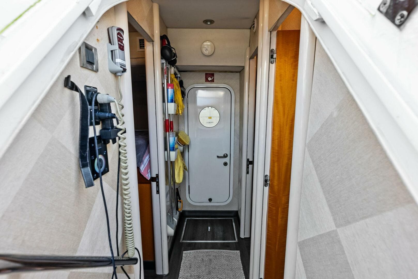 2006 Lazzara Yachts 84 Skylounge — photo 79