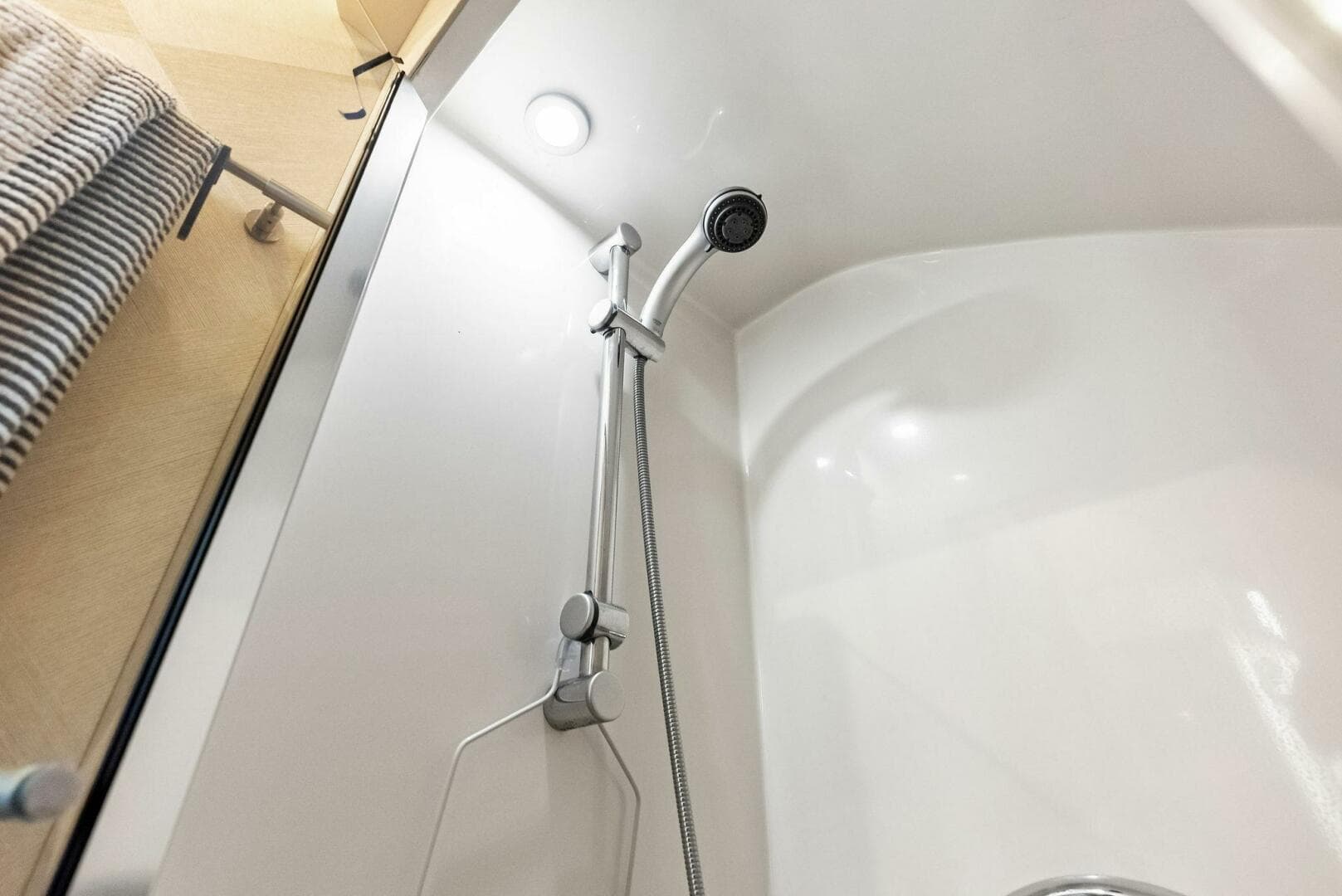 2006 Lazzara Yachts 84 Skylounge — photo 78