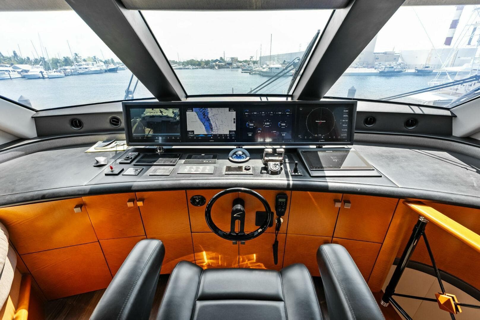 2006 Lazzara Yachts 84 Skylounge — photo 17