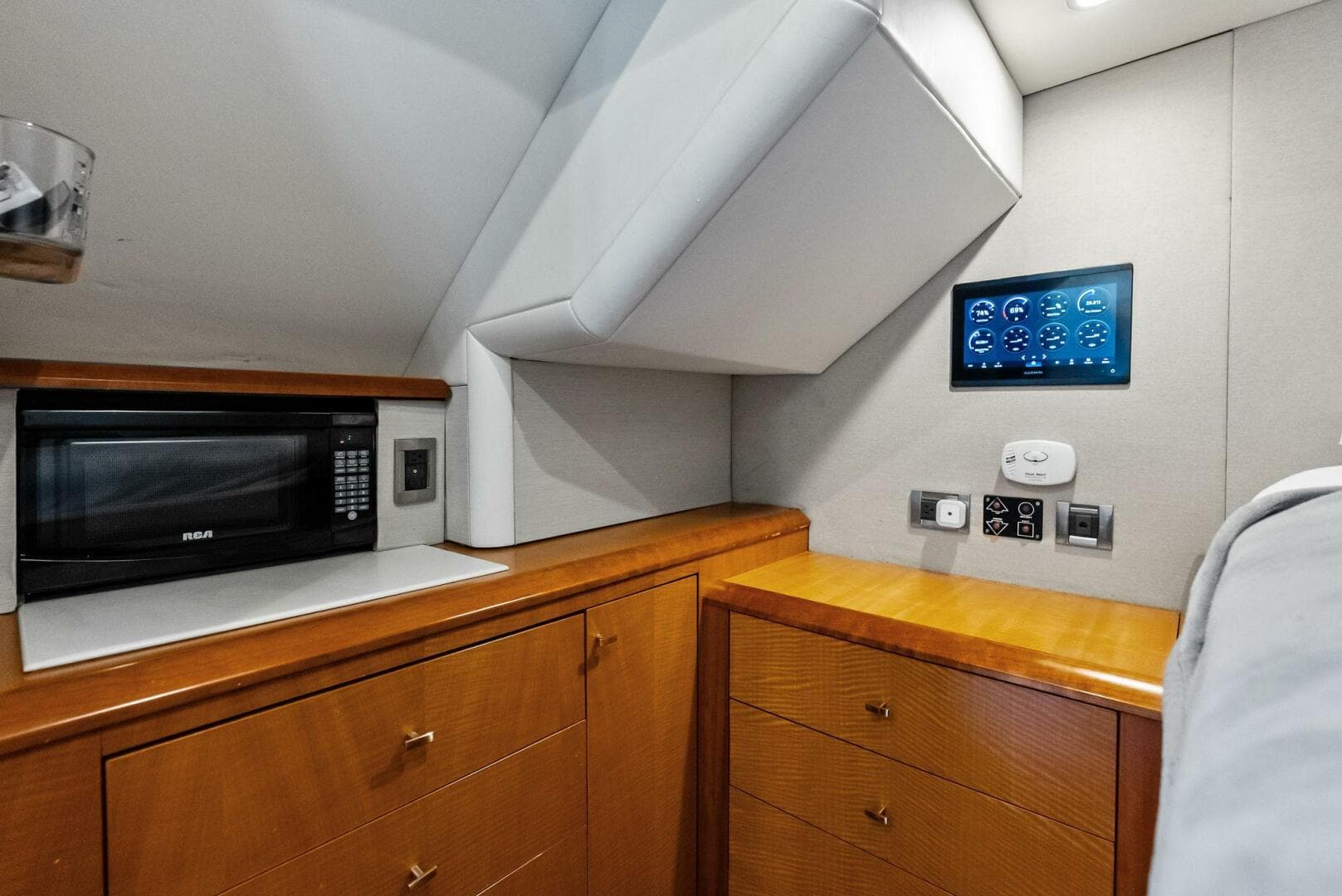 2006 Lazzara Yachts 84 Skylounge — photo 76