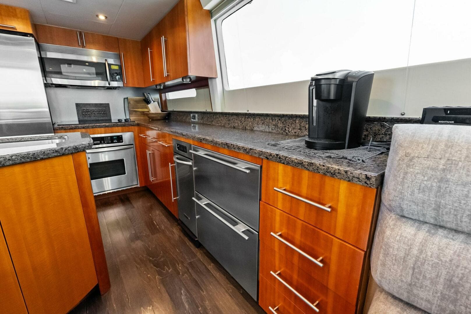 2006 Lazzara Yachts 84 Skylounge — photo 34