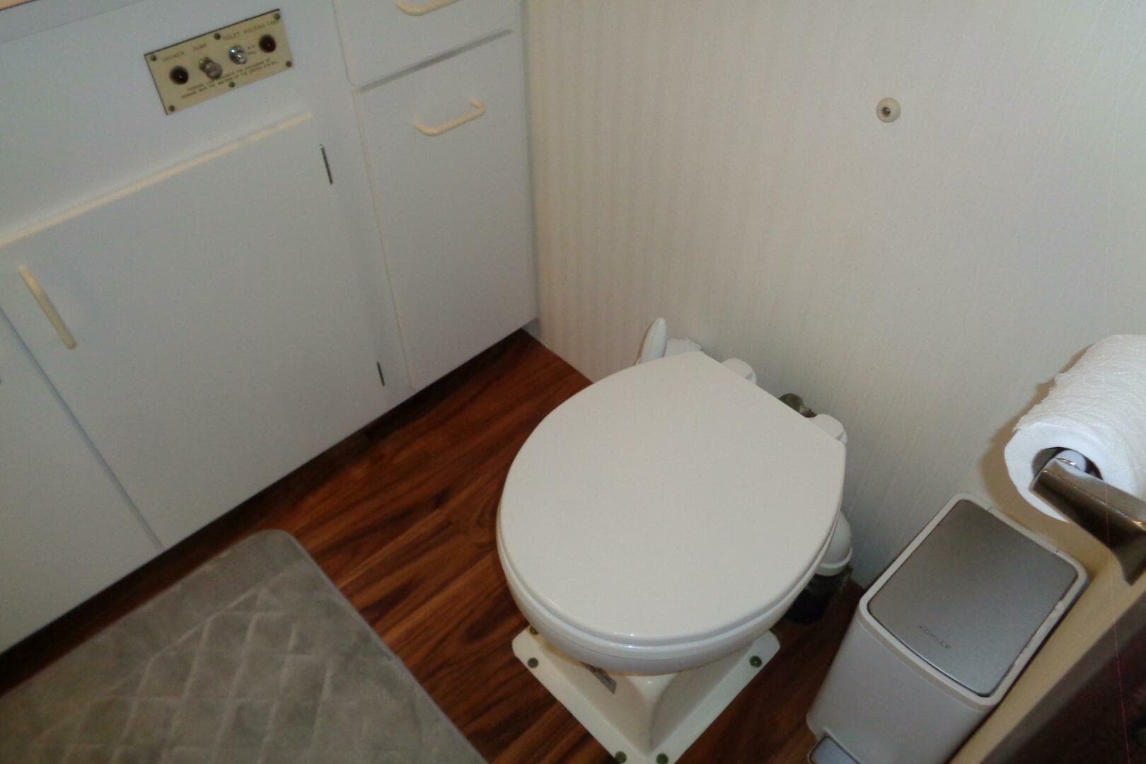 1987 Hatteras 70 Cockpit — photo 74