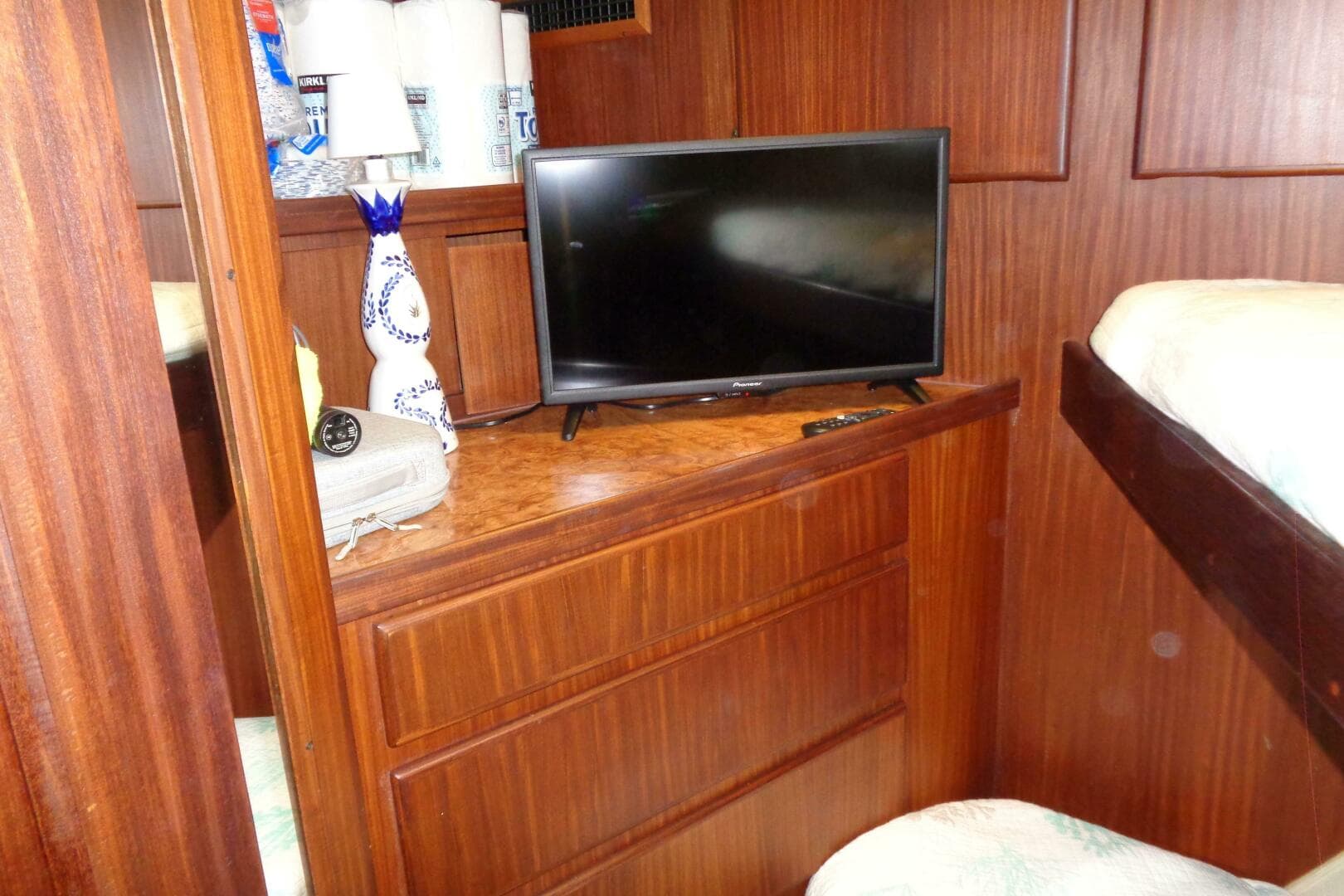 1987 Hatteras 70 Cockpit — photo 79
