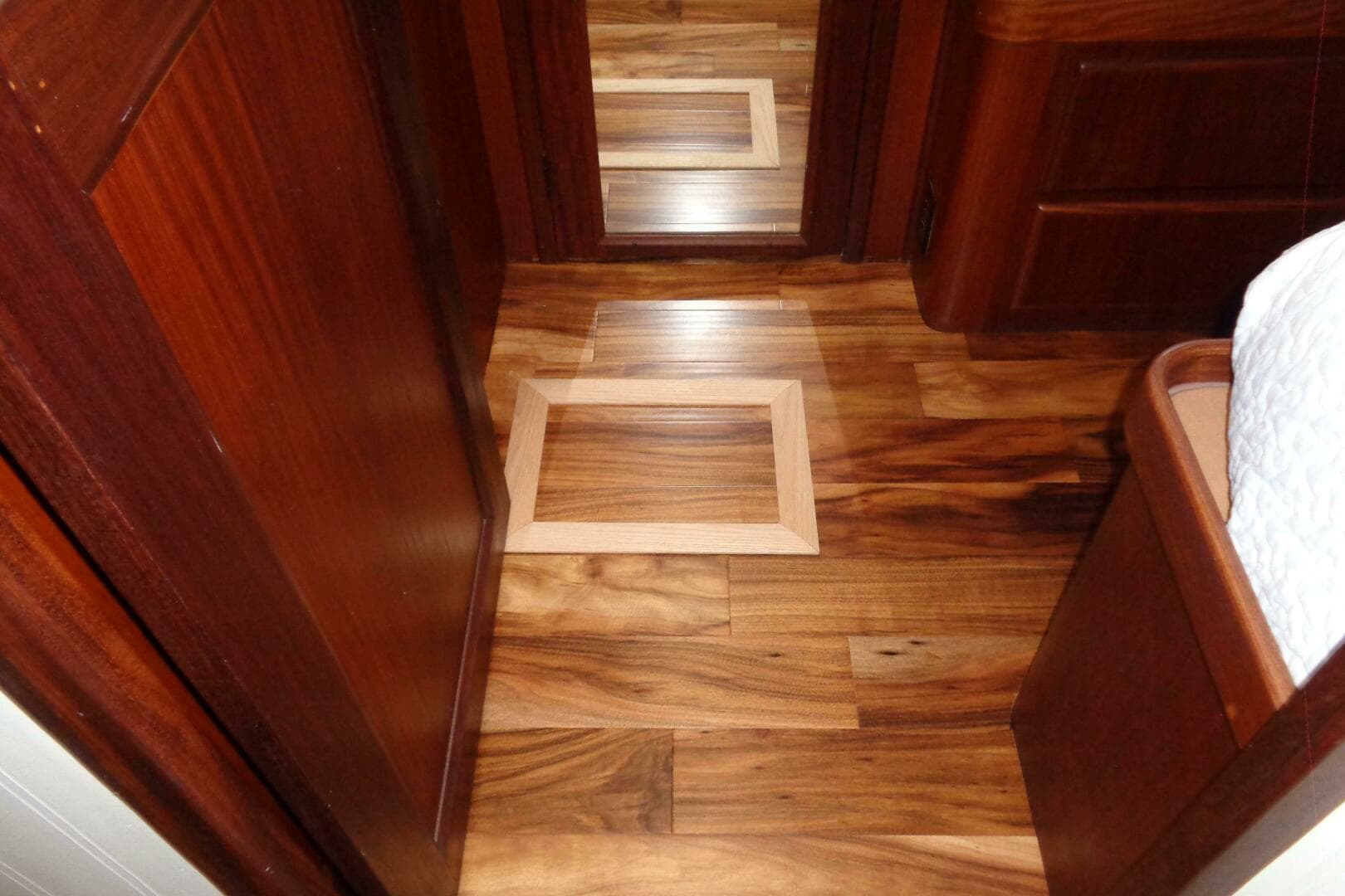 1987 Hatteras 70 Cockpit — photo 65