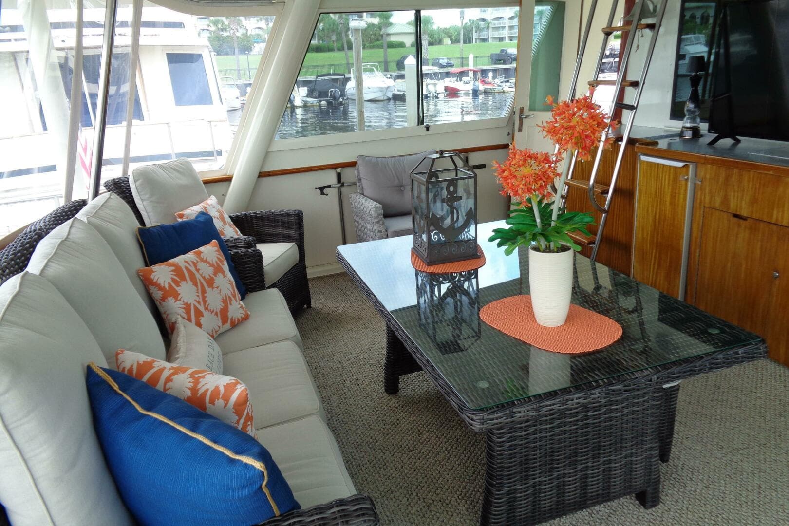 1987 Hatteras 70 Cockpit — photo 21