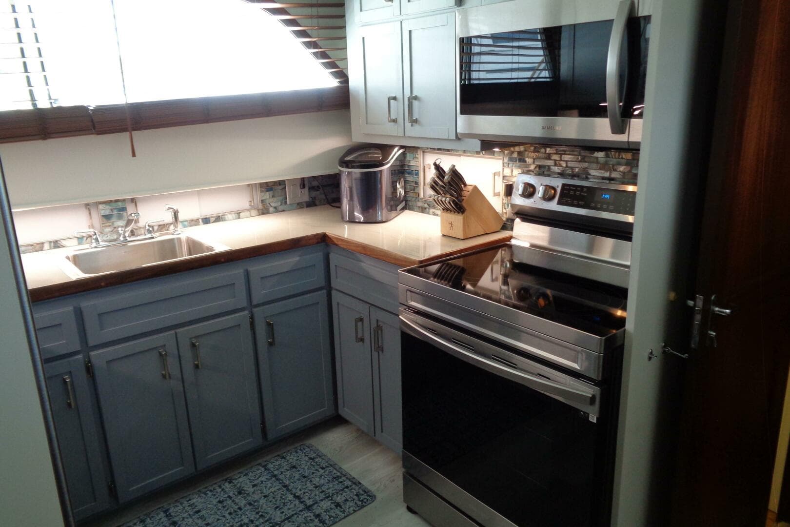 1987 Hatteras 70 Cockpit — photo 53