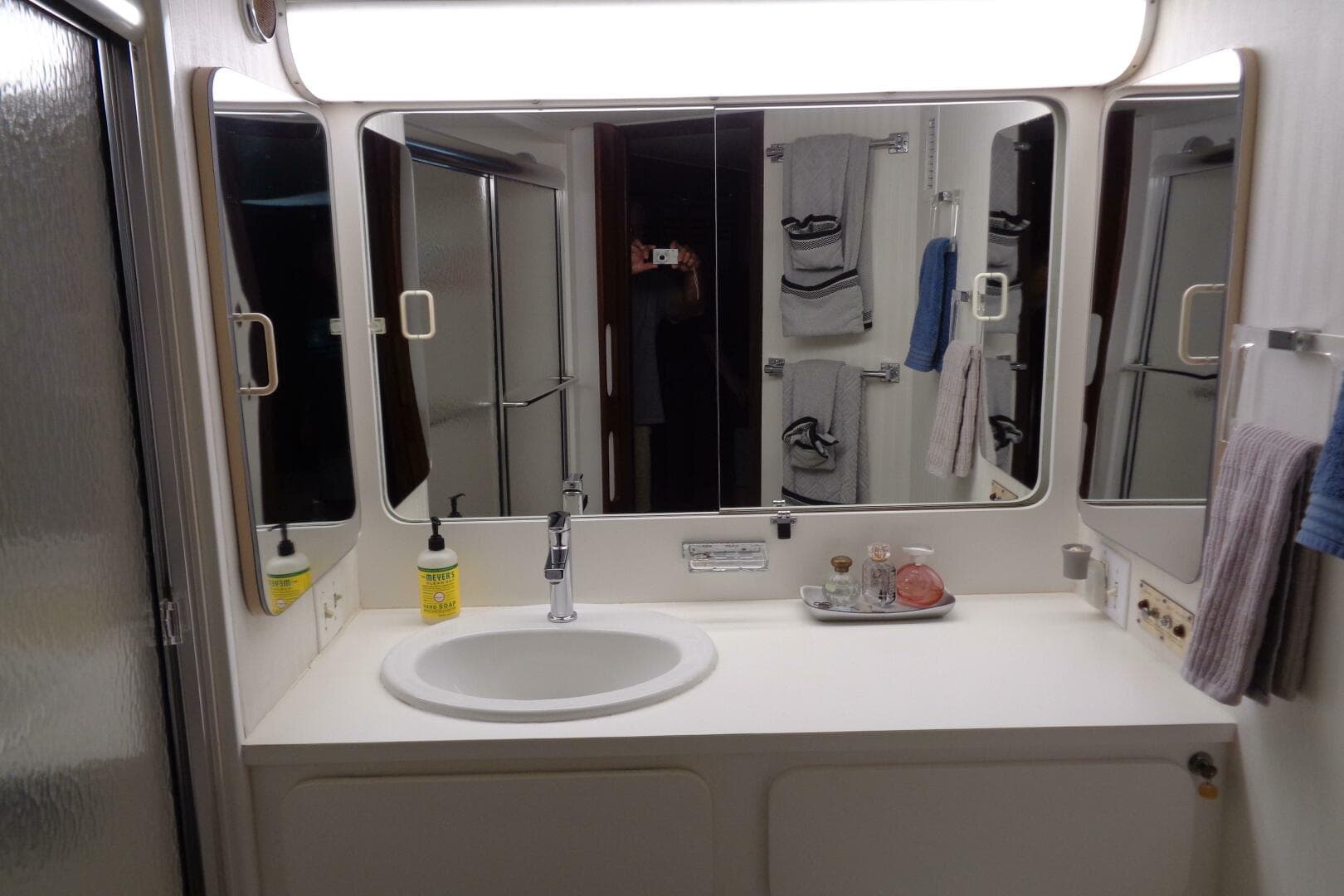 1987 Hatteras 70 Cockpit — photo 92