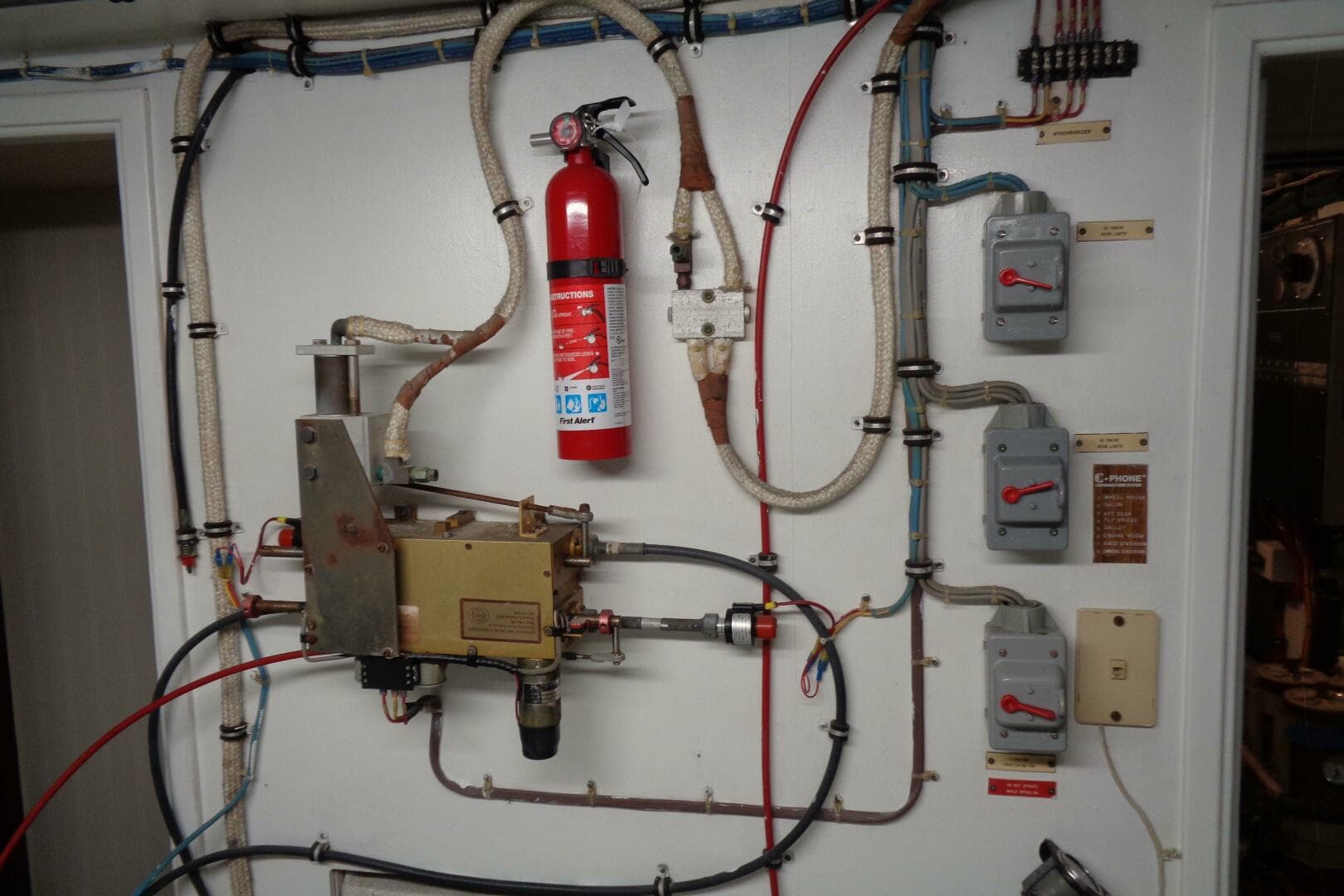 1987 Hatteras 70 Cockpit — photo 113