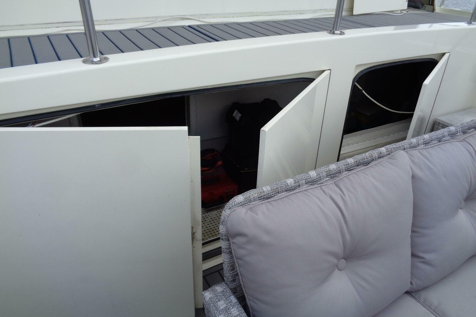 1987 Hatteras 70 Cockpit — photo 14