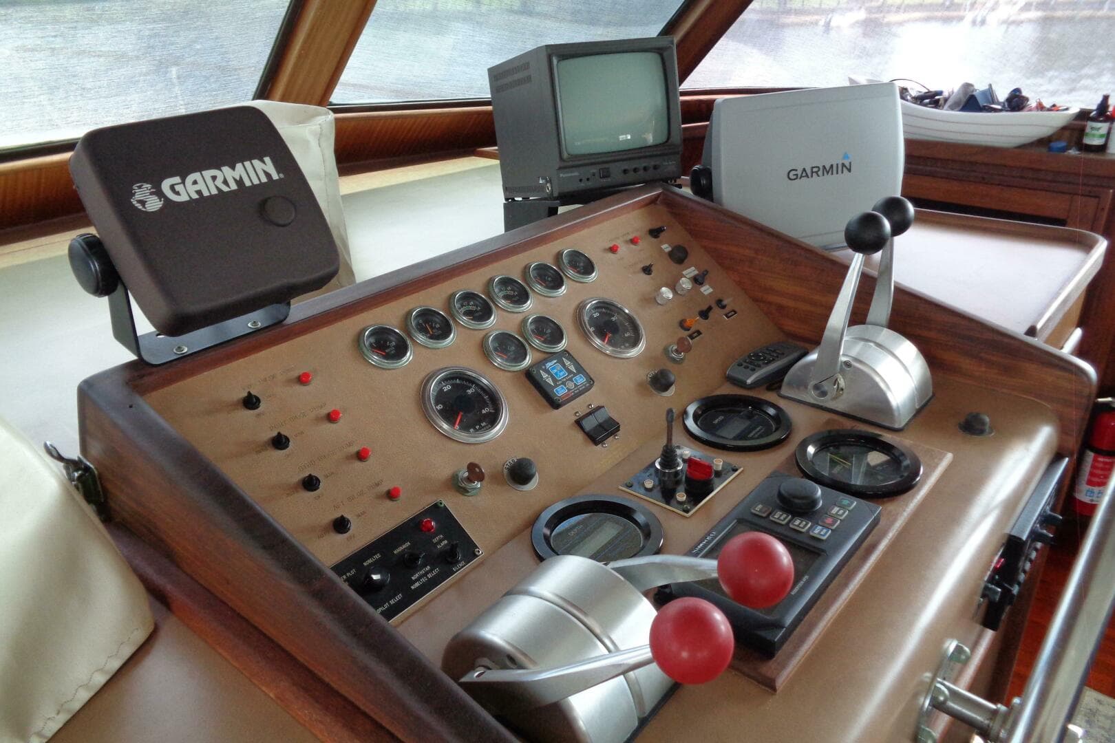 1987 Hatteras 70 Cockpit — photo 45