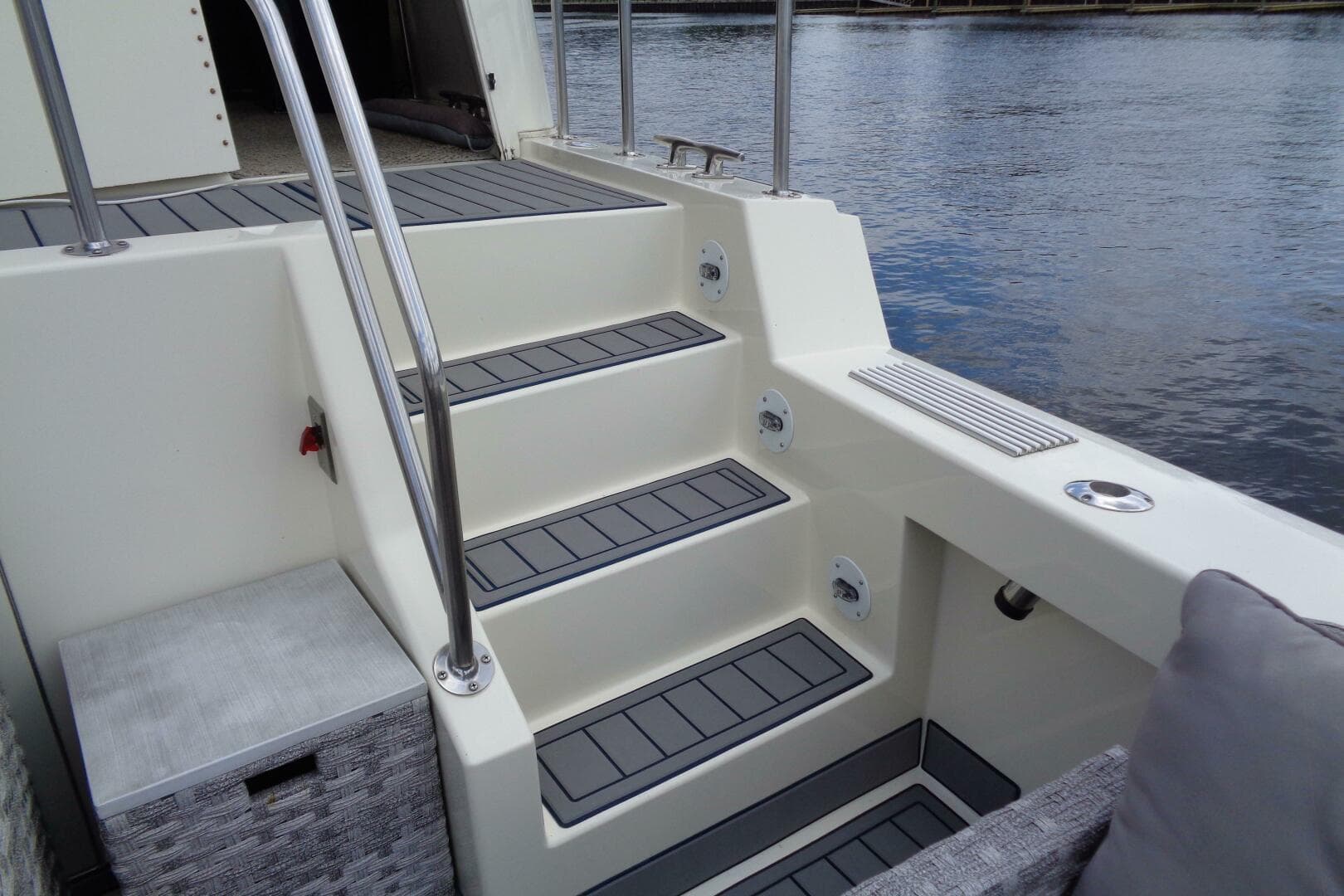 1987 Hatteras 70 Cockpit — photo 15