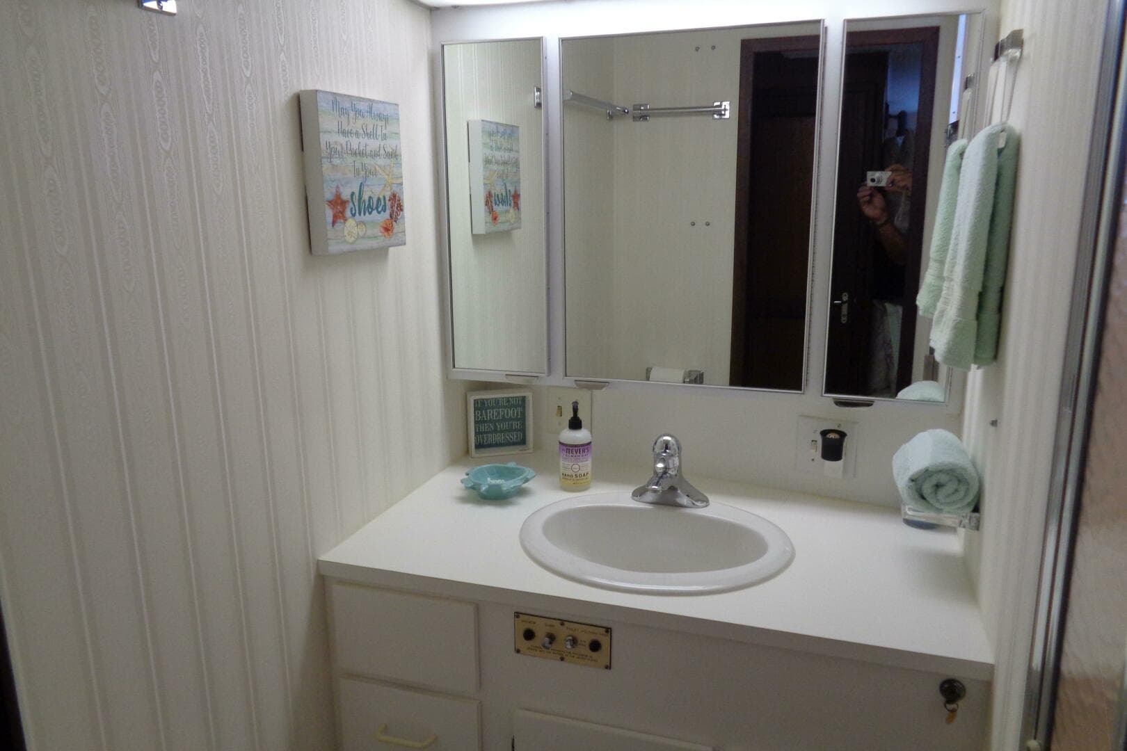 1987 Hatteras 70 Cockpit — photo 82