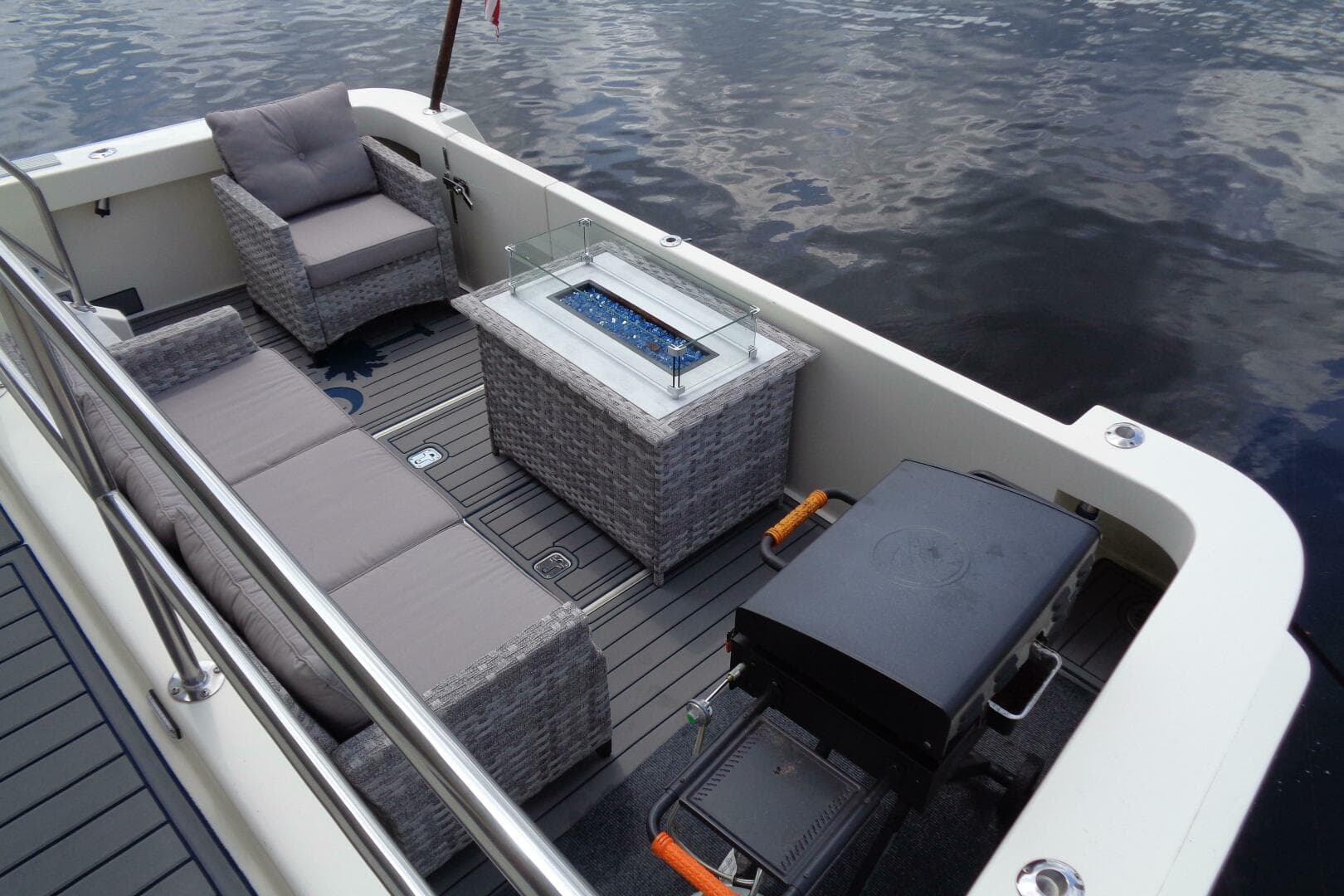 1987 Hatteras 70 Cockpit — photo 8