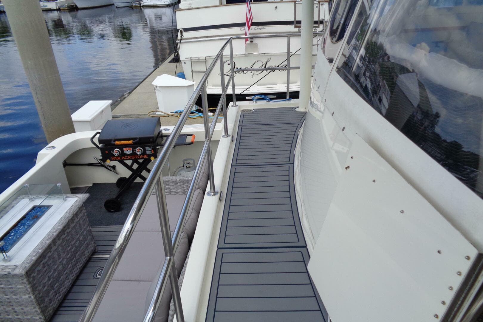 1987 Hatteras 70 Cockpit — photo 10