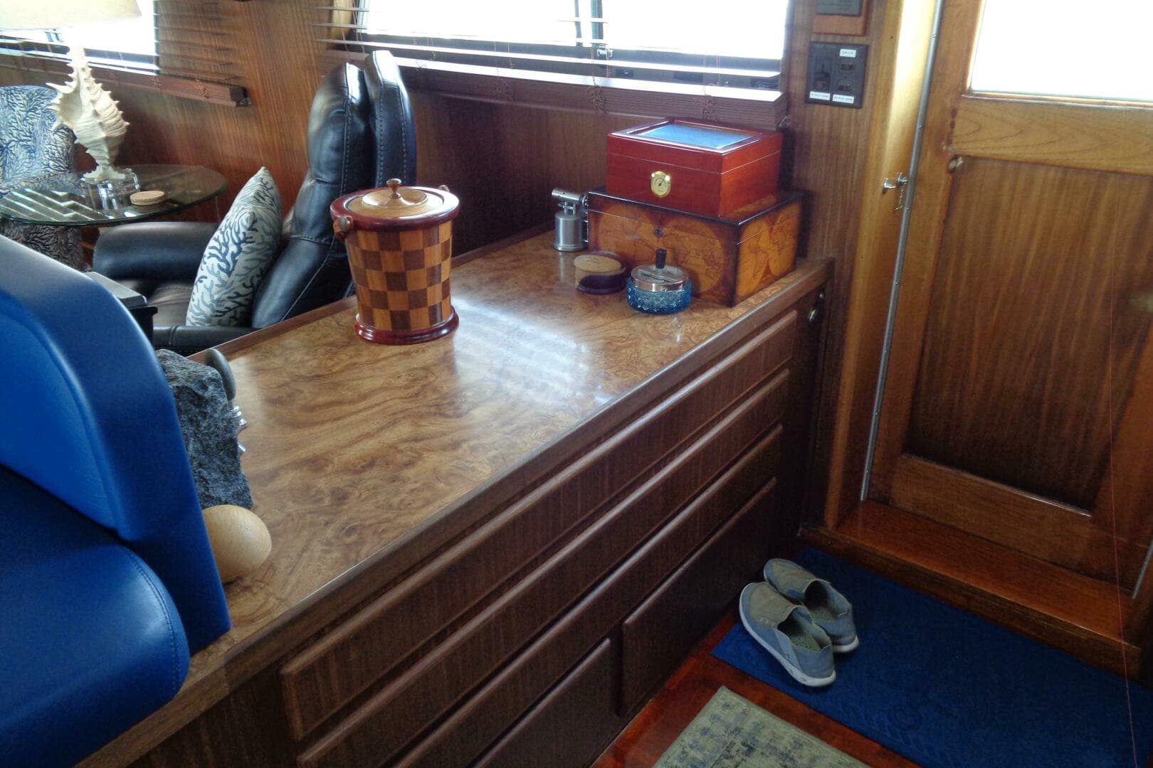 1987 Hatteras 70 Cockpit — photo 40