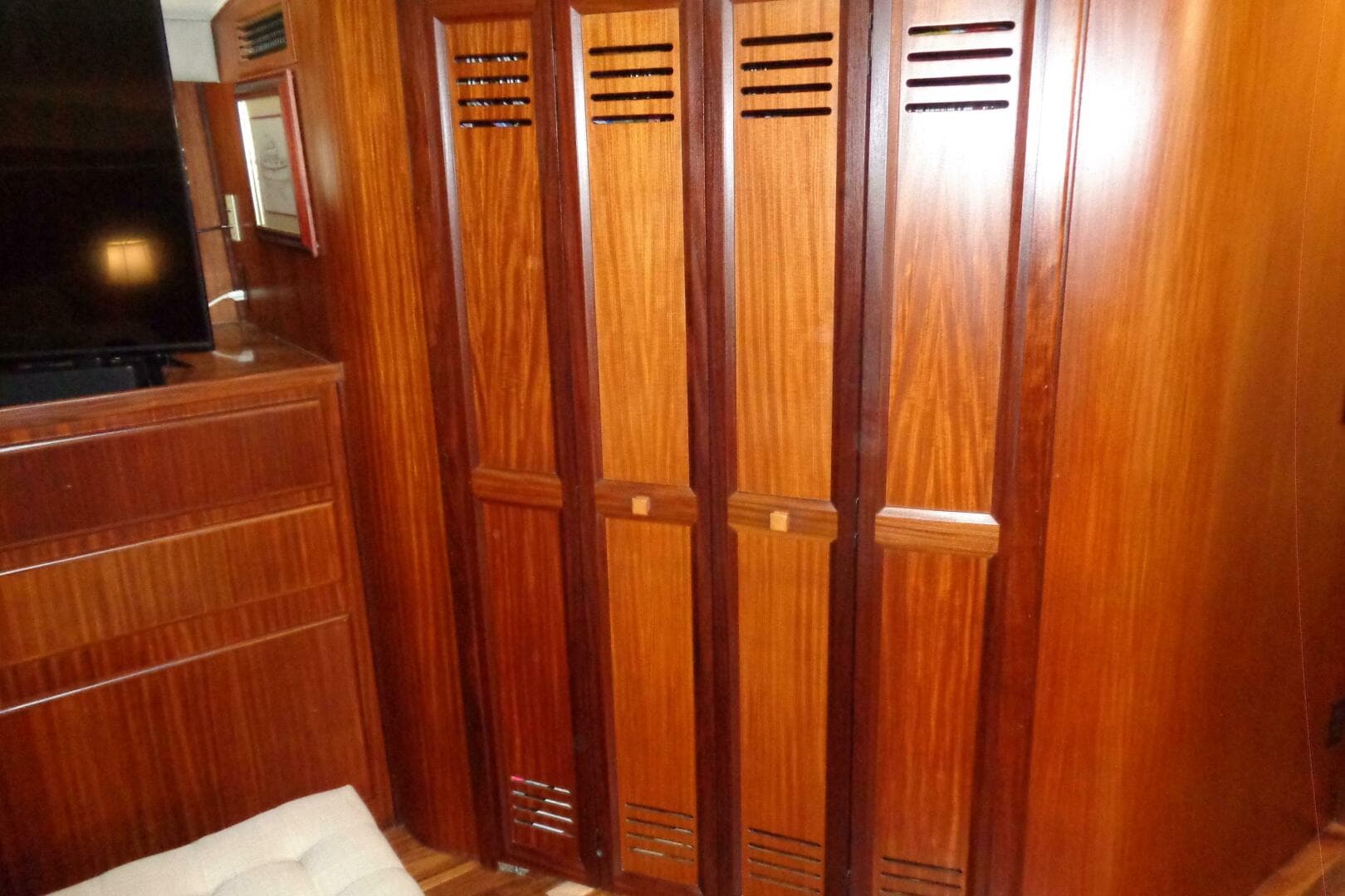 1987 Hatteras 70 Cockpit — photo 87