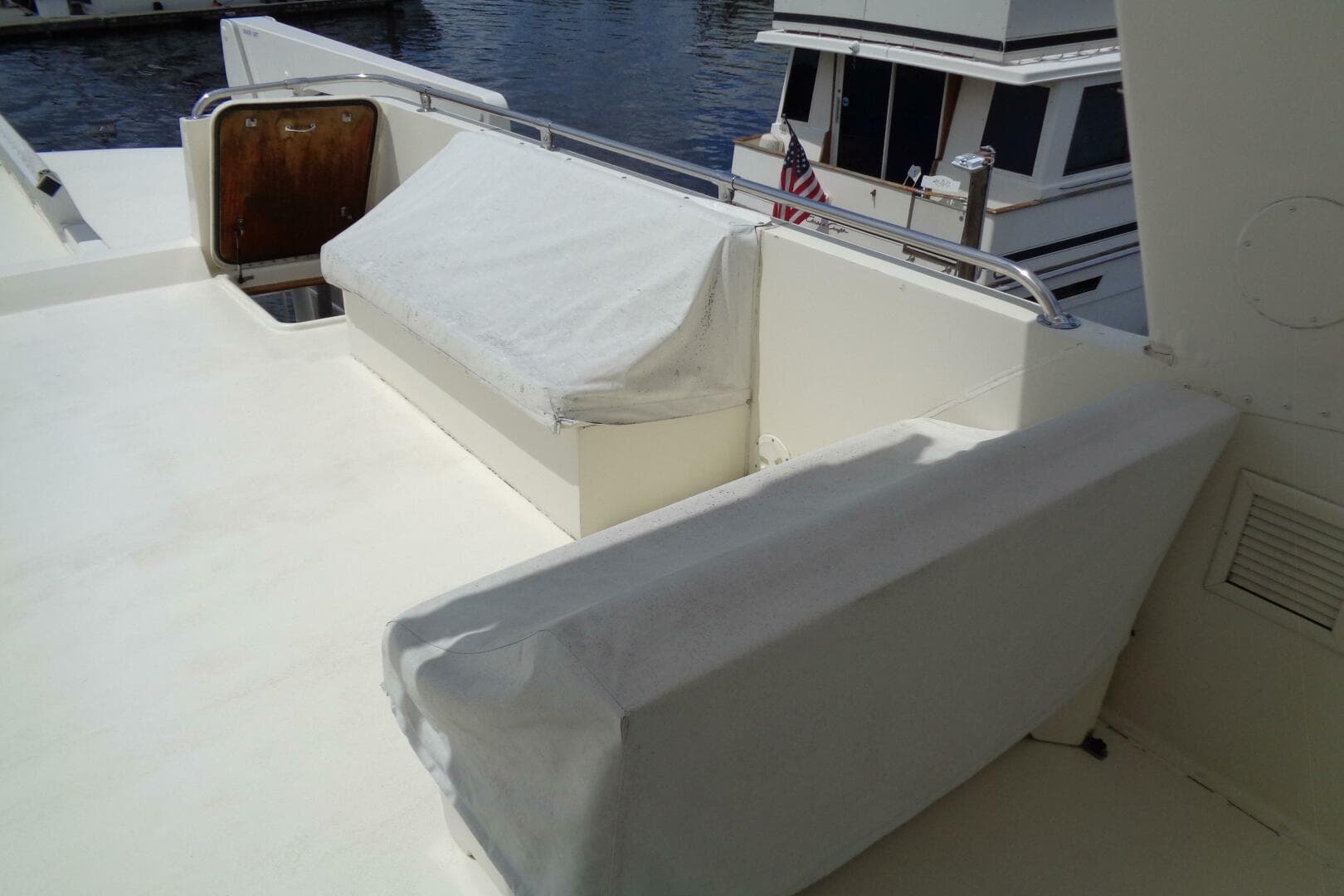 1987 Hatteras 70 Cockpit — photo 25