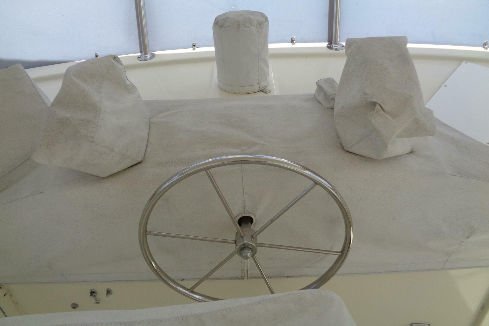 1987 Hatteras 70 Cockpit — photo 27