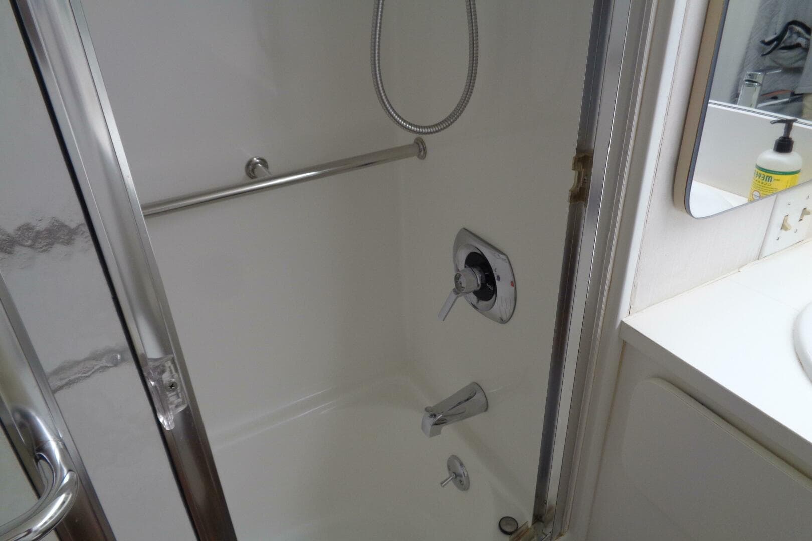 1987 Hatteras 70 Cockpit — photo 93