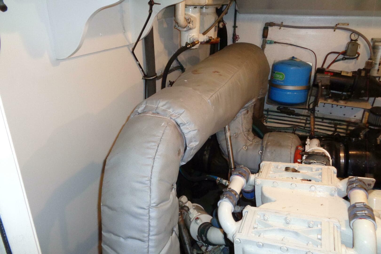 1987 Hatteras 70 Cockpit — photo 100